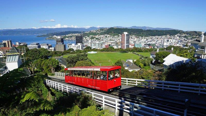 街並みと湾を見下ろす赤いケーブルカー(ニュージーランド・ウェリントン)