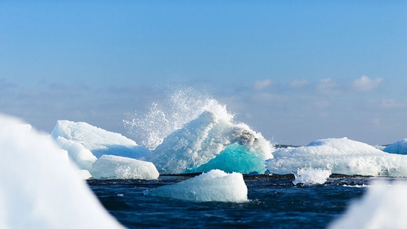 青く輝く流氷が浮かぶ極地の海