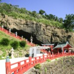 洞窟の中に建つ鵜戸神宮と朱色の欄干（宮崎）