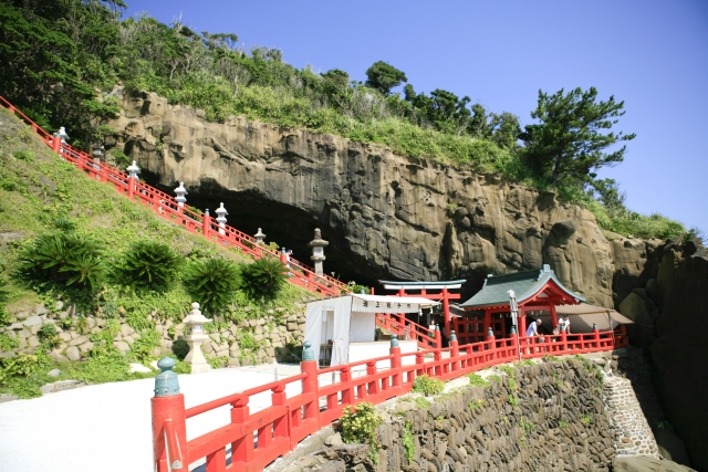 洞窟の中に建つ鵜戸神宮と朱色の欄干(宮崎)