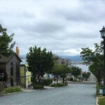 海を見下ろす坂道と西洋建築の街並み（函館）