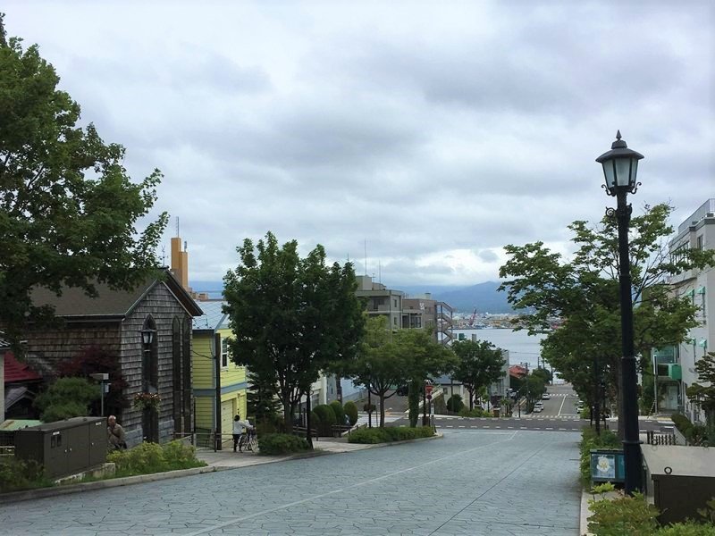 海を見下ろす坂道と西洋建築の街並み（函館）