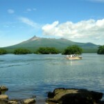 駒ケ岳を望む大沼の湖と遊覧船（函館近郊）